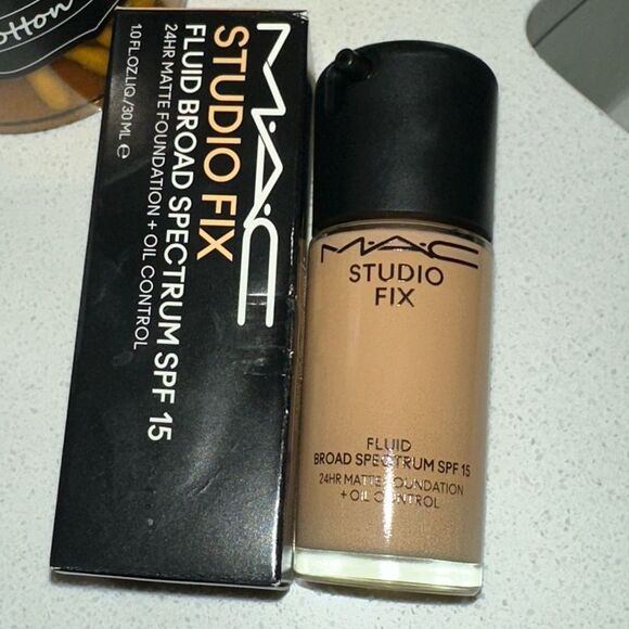 MAC Studio Fix Fluid SPF15 24HR Matte Foundation + Oil Control - Picture 11 of 11